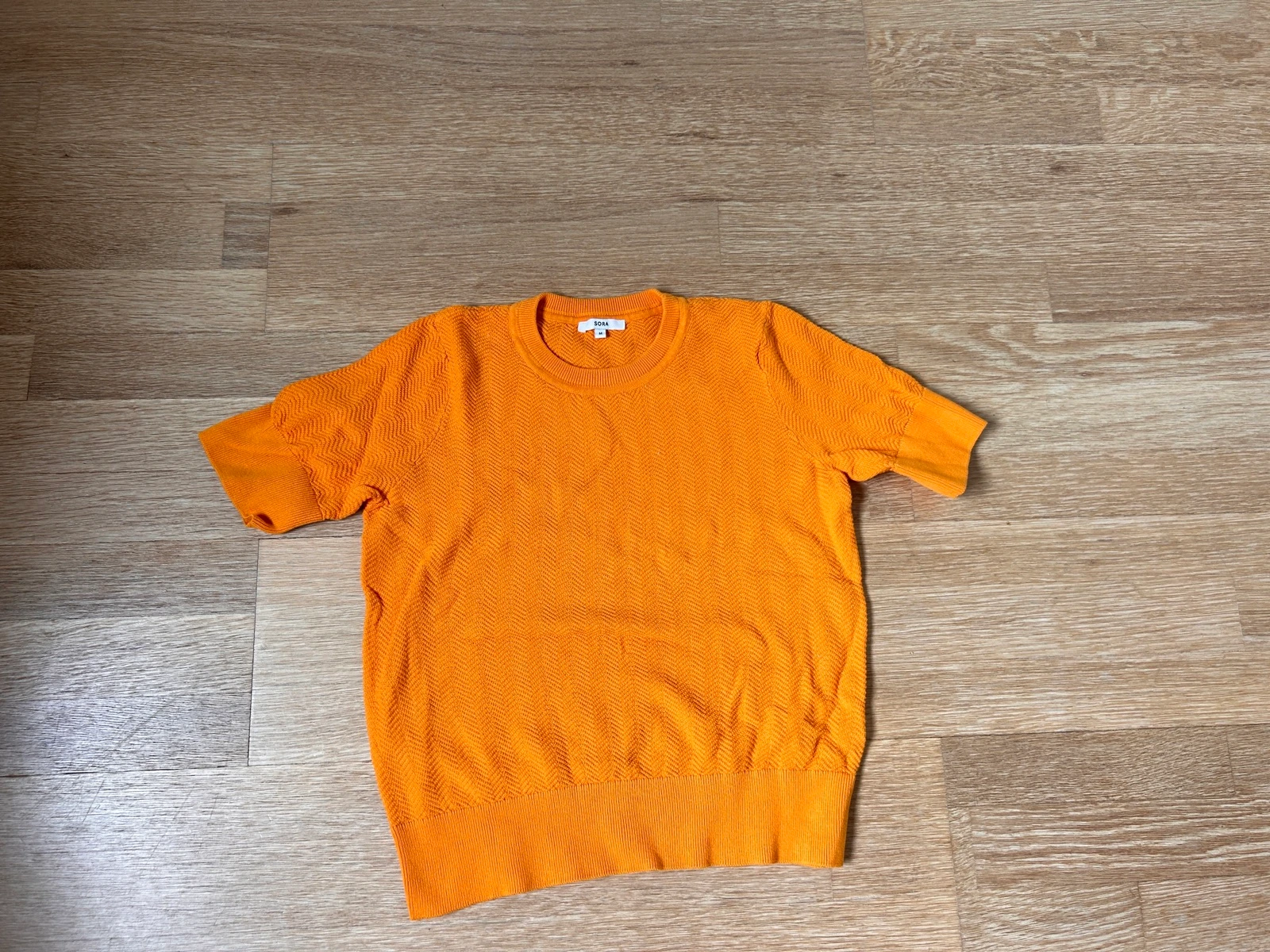 NIEUW - Feloranje t-shirt met reliëf 